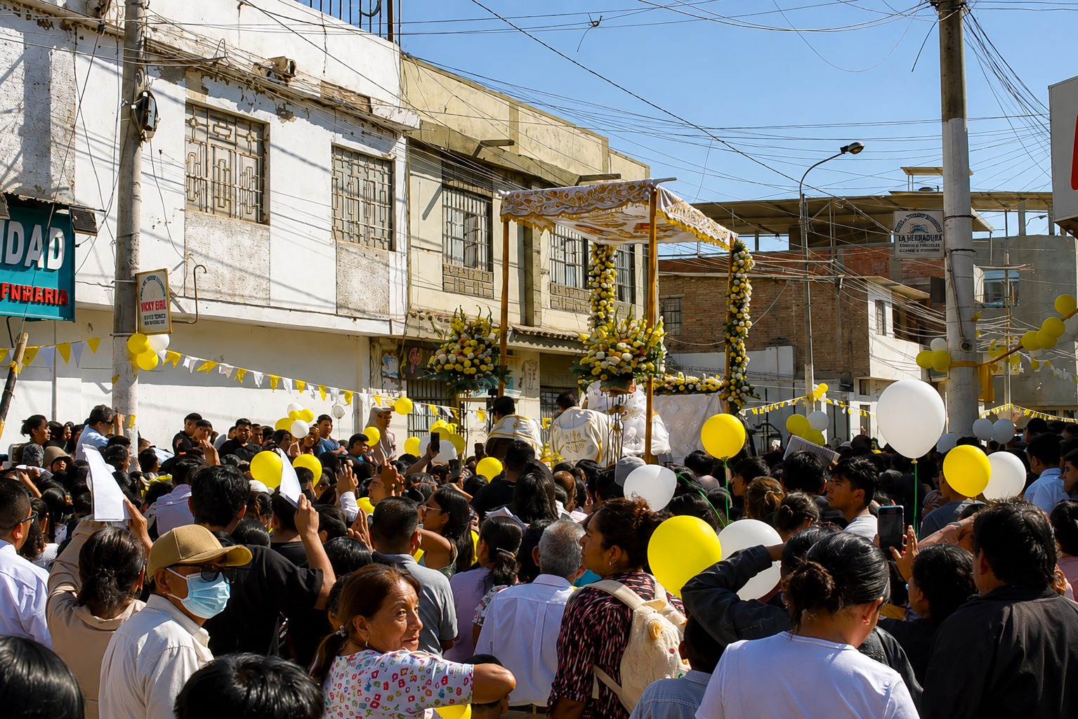 Fieles en procesión eucarística
