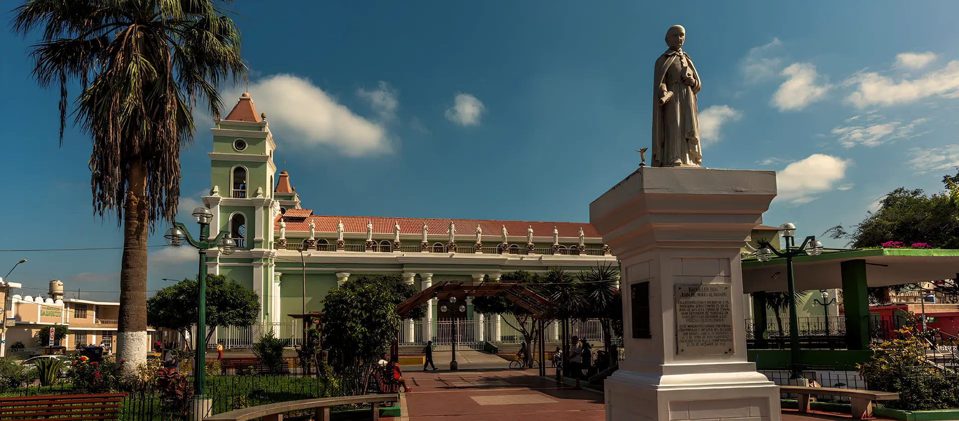 Paisaje urbano de Catacaos con arquitectura tradicional e iglesia